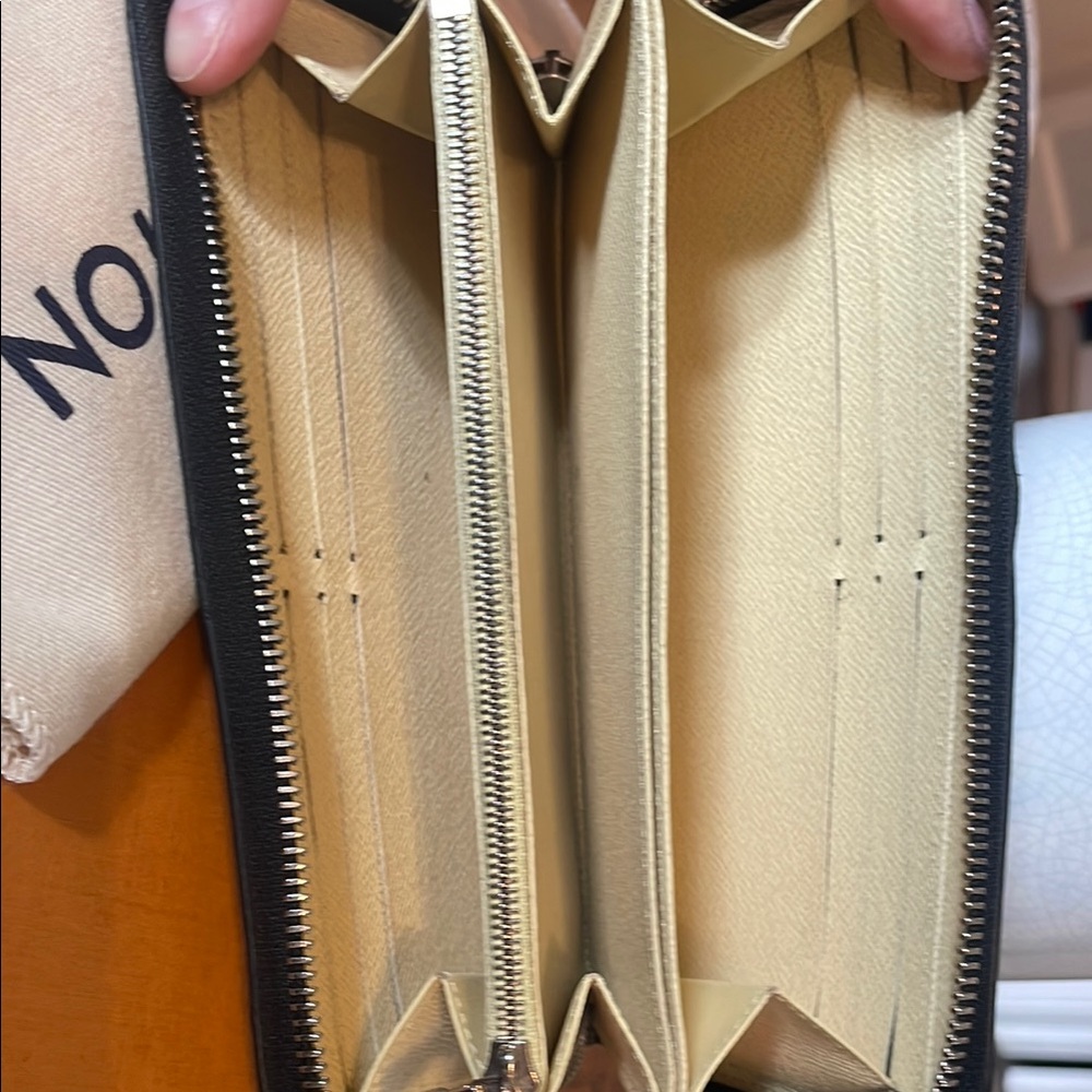 Louis Vuitton LIMITED EDITION Pop Monogram Zippy Wallet!! - Picture 8 of 15